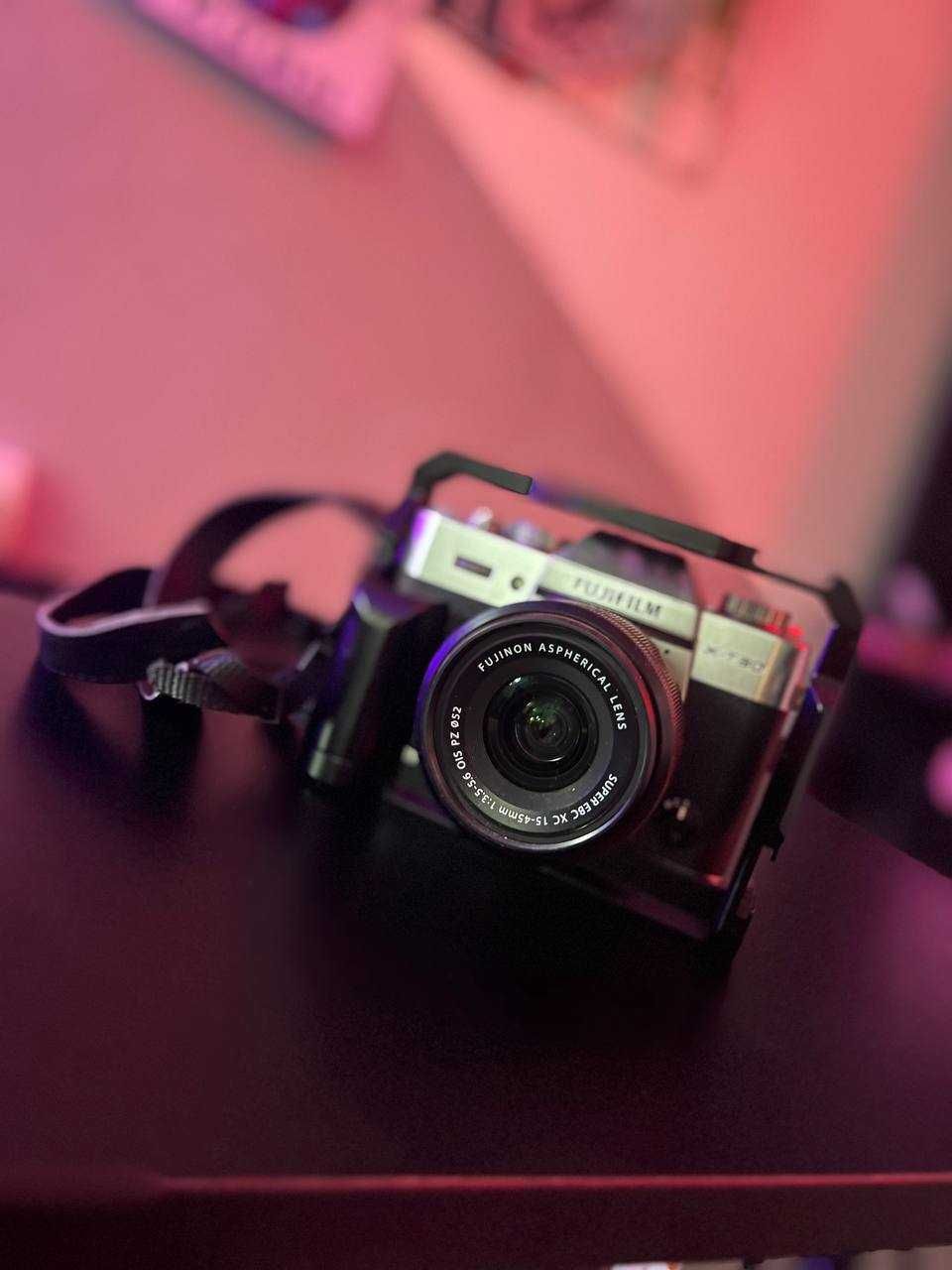 Камера fujifilm xt-30 c объективом и клеткой