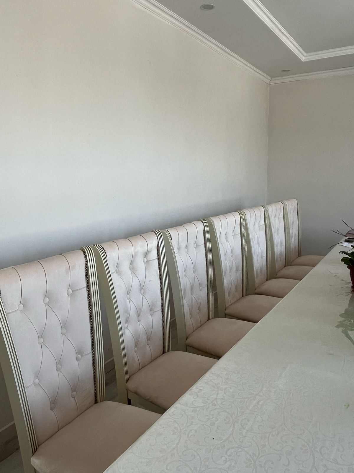 Продам стулья новые 16 шт. Причина продажи переезд в квартиру.