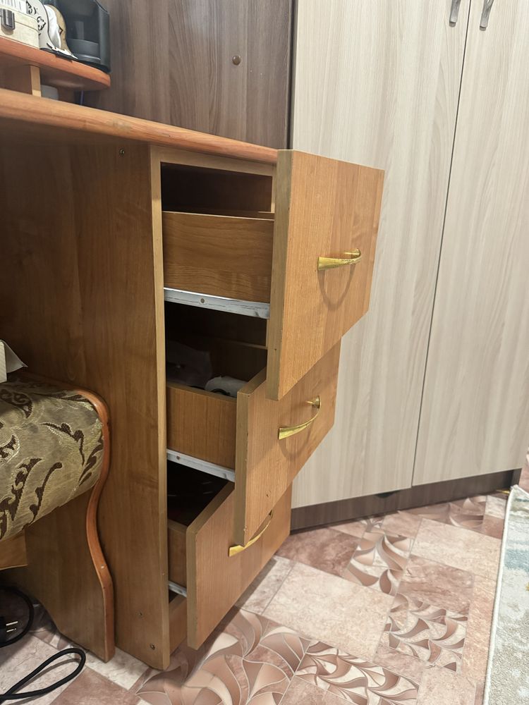 Продам дамский стол