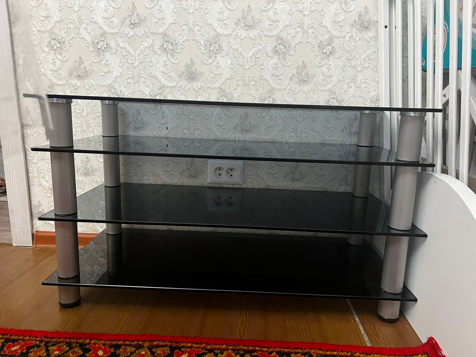 Продаю стеклянную подставку под телевизор