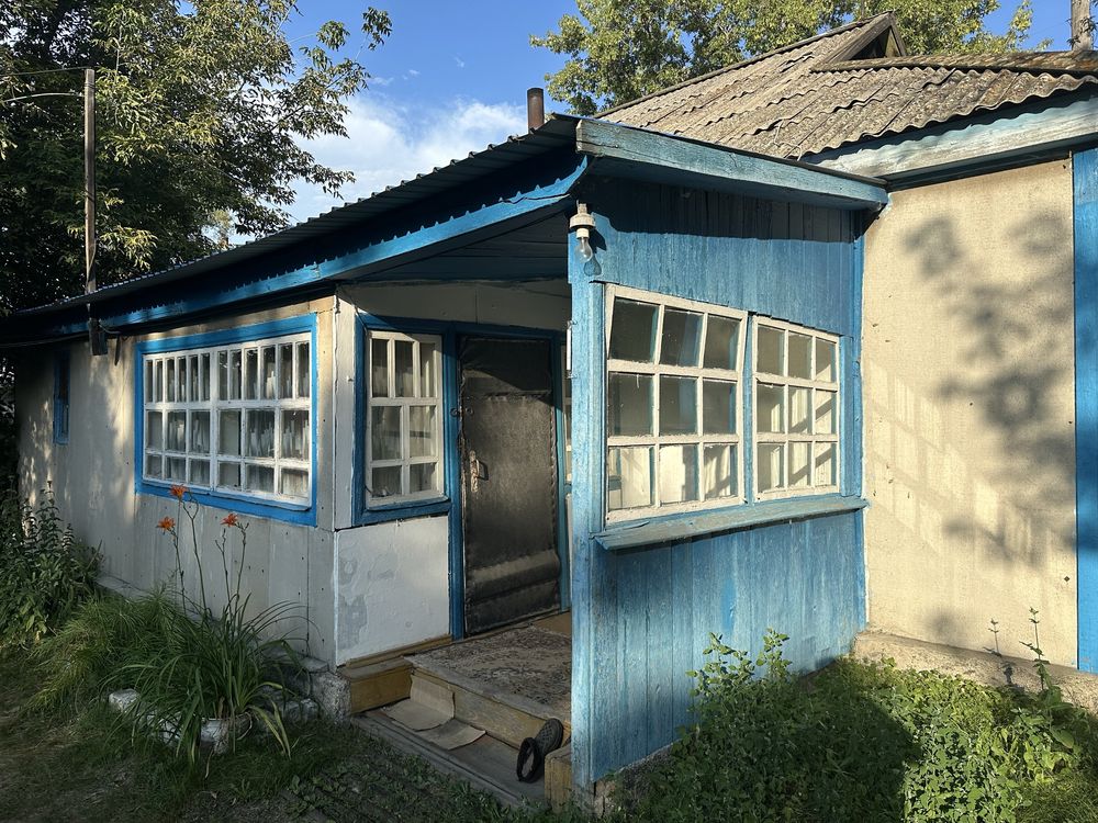 В самом центре села Калбатау продается жилой дом с надворными постройк