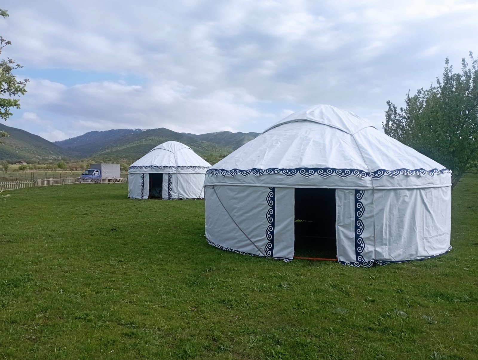 Прокат столы, стулья, посуда, юрта.