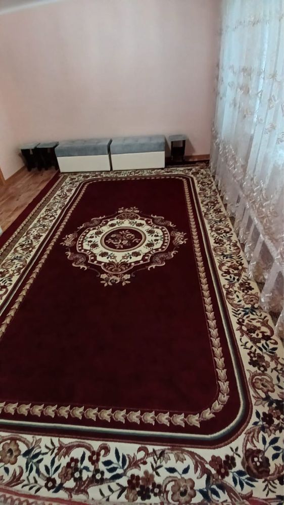 Бордовый ковер , в хорошем состоянии
