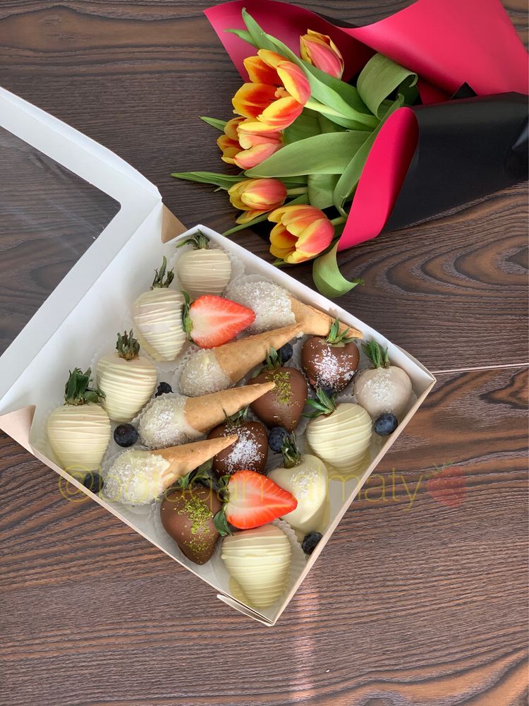 Клубники в шоколаде , финики в шоколаде, букеты, подарки