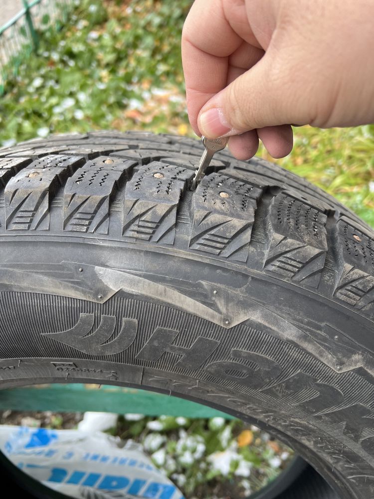 Продам резину зимнюю с шипами Hankook