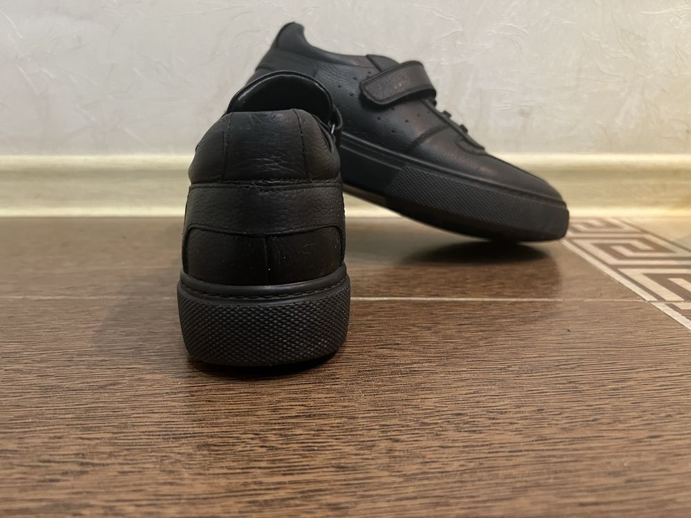 Продам детские кожаные кеды