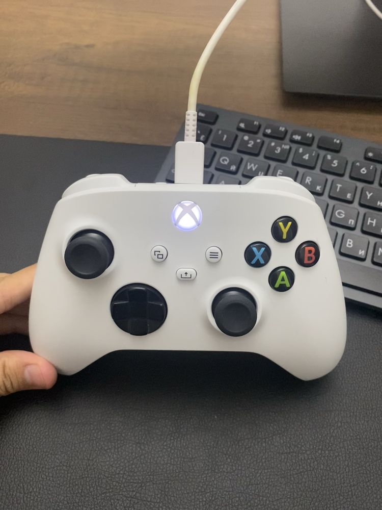 Джойстик Xbox siries s/x в хорошем состоянии, так же подкл. к пк и тд.
