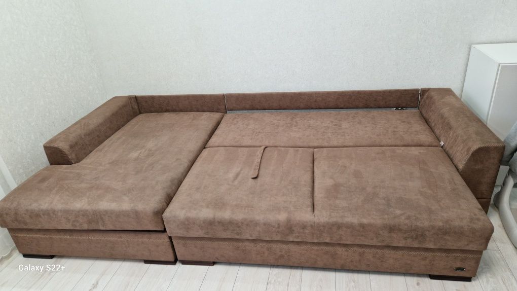 Продам добротный диван.