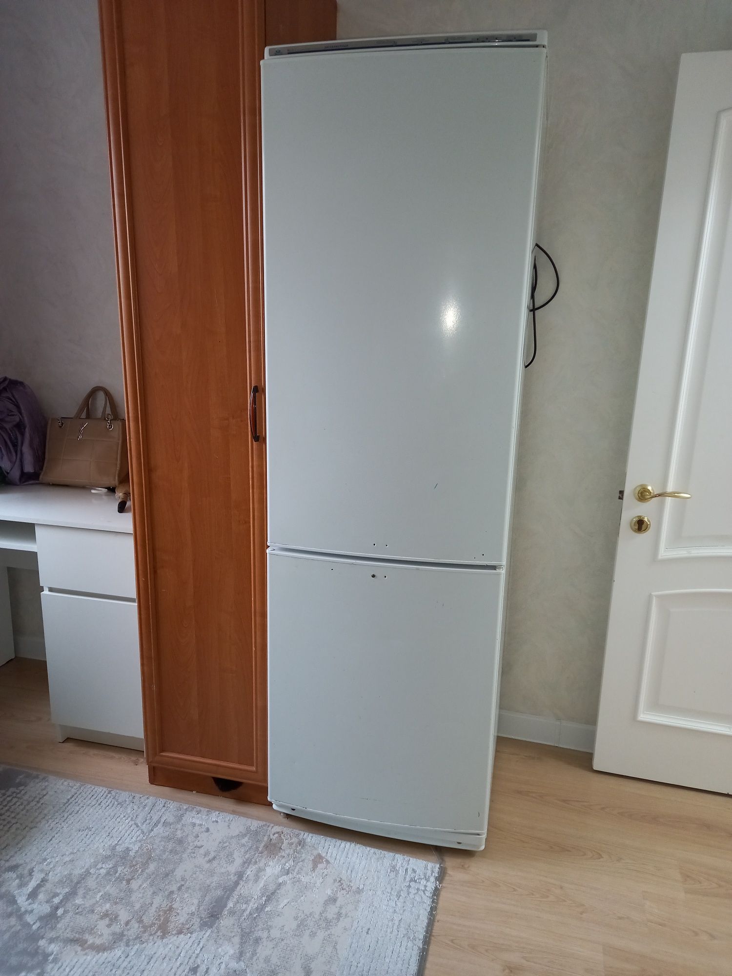 Продаётся легендарный двухкамерный холодильник Атлант б/у