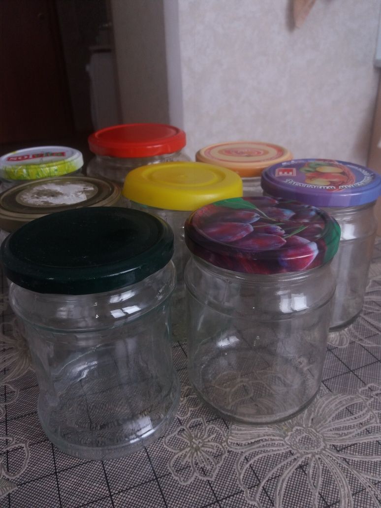Продаю банки.Недорого.