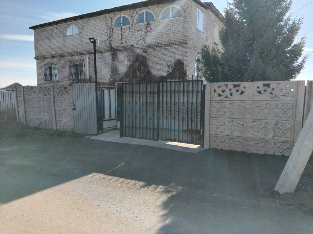 Продаю 3х уровневый,отдельностоящий 2х этажный дом с мансардой.