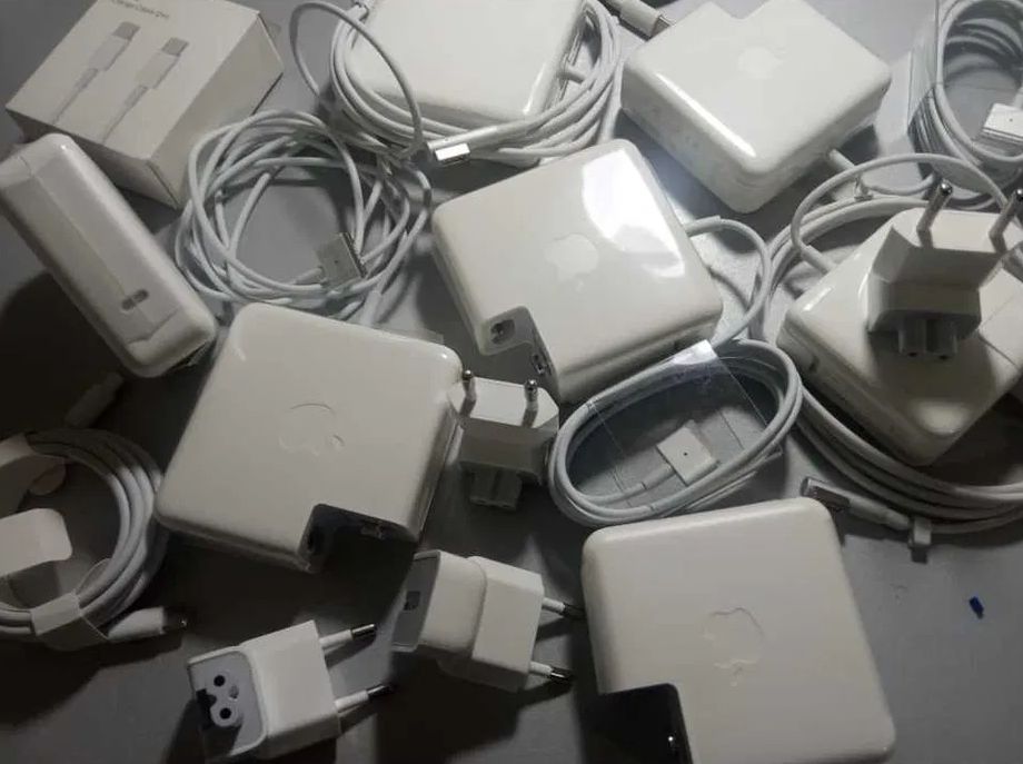 на MacBook 85W - зарядка, блок питания .