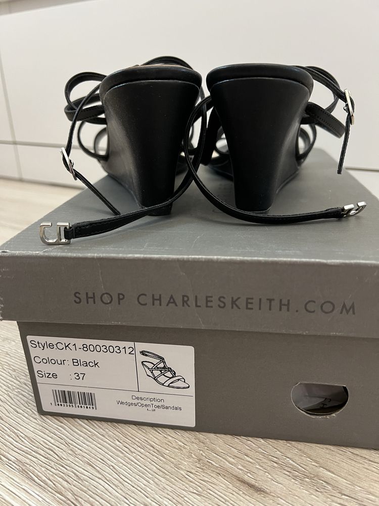 Продаются босоножки Charles & Keith