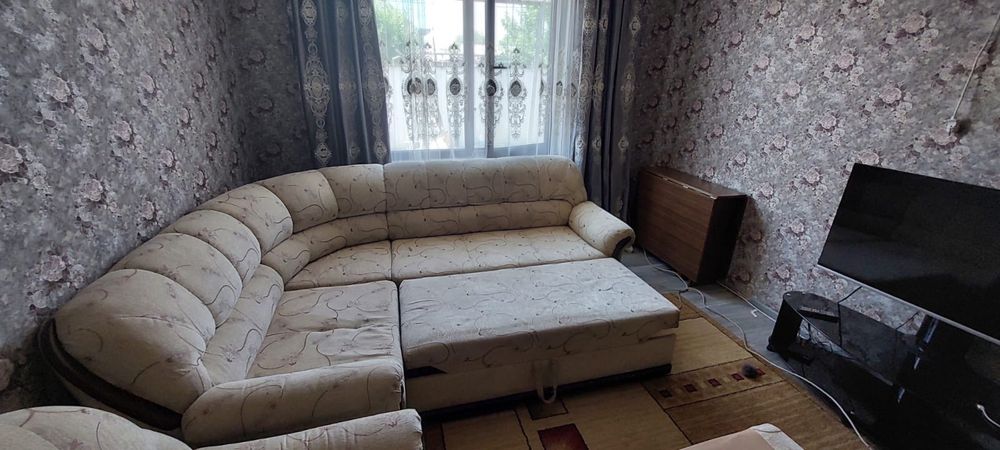 Диван раскладной в хорошем состоянии. Накидка в подарок