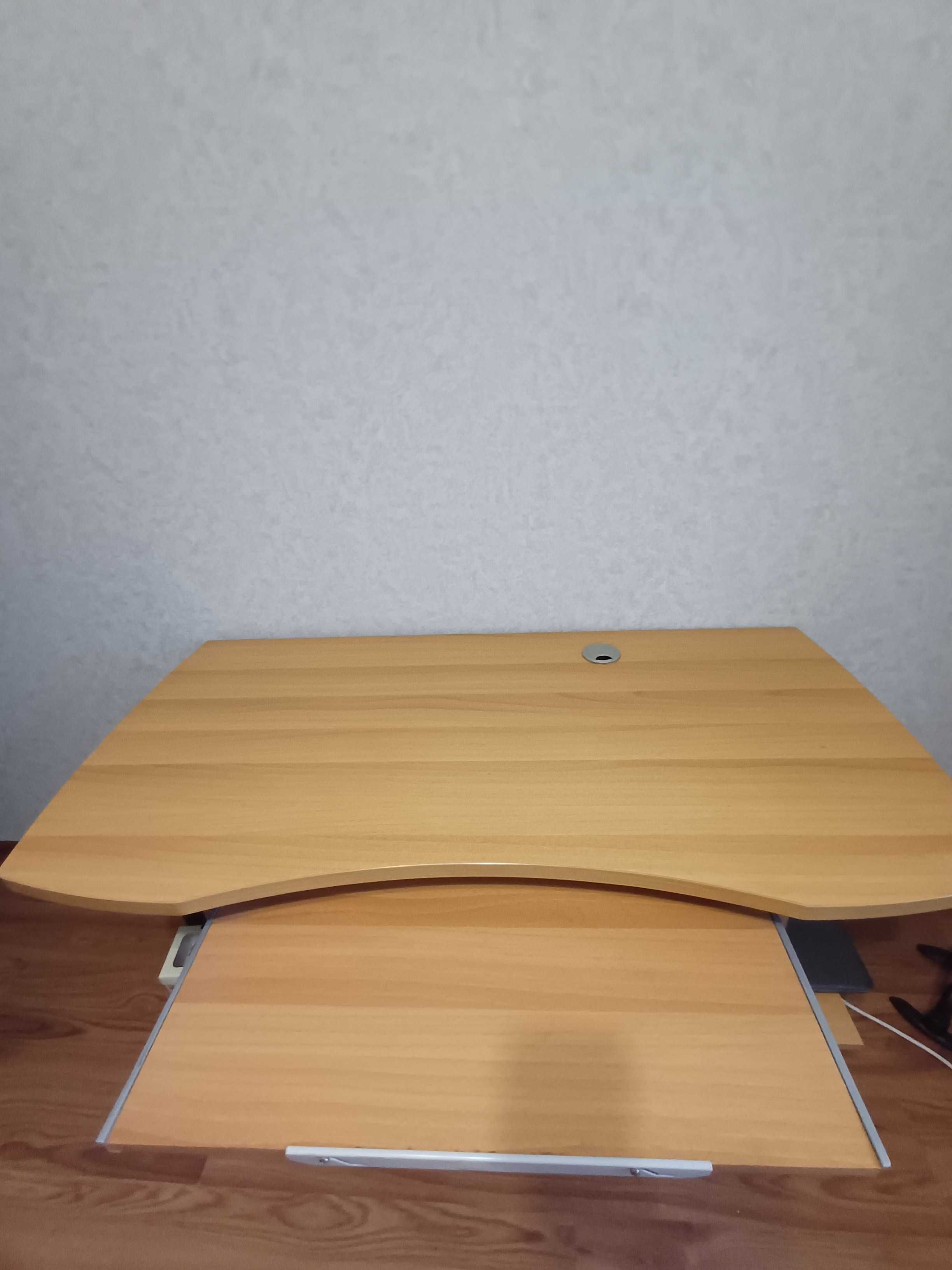 Компьютерный стол на колесиках