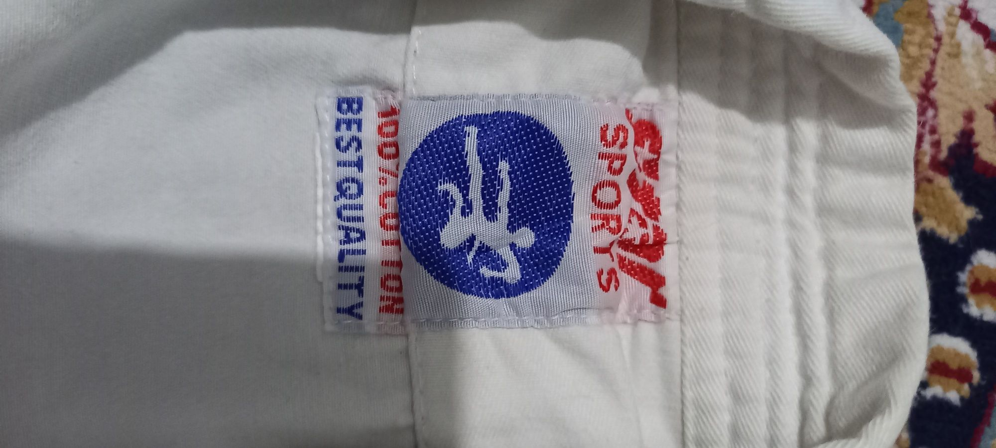 Продам кимоно и нагрудник, возвраст 8-10 лет.