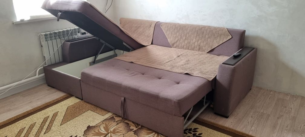 Диван спальни почти новыи длина 1.70.ширина 2.70 продам отличное состо