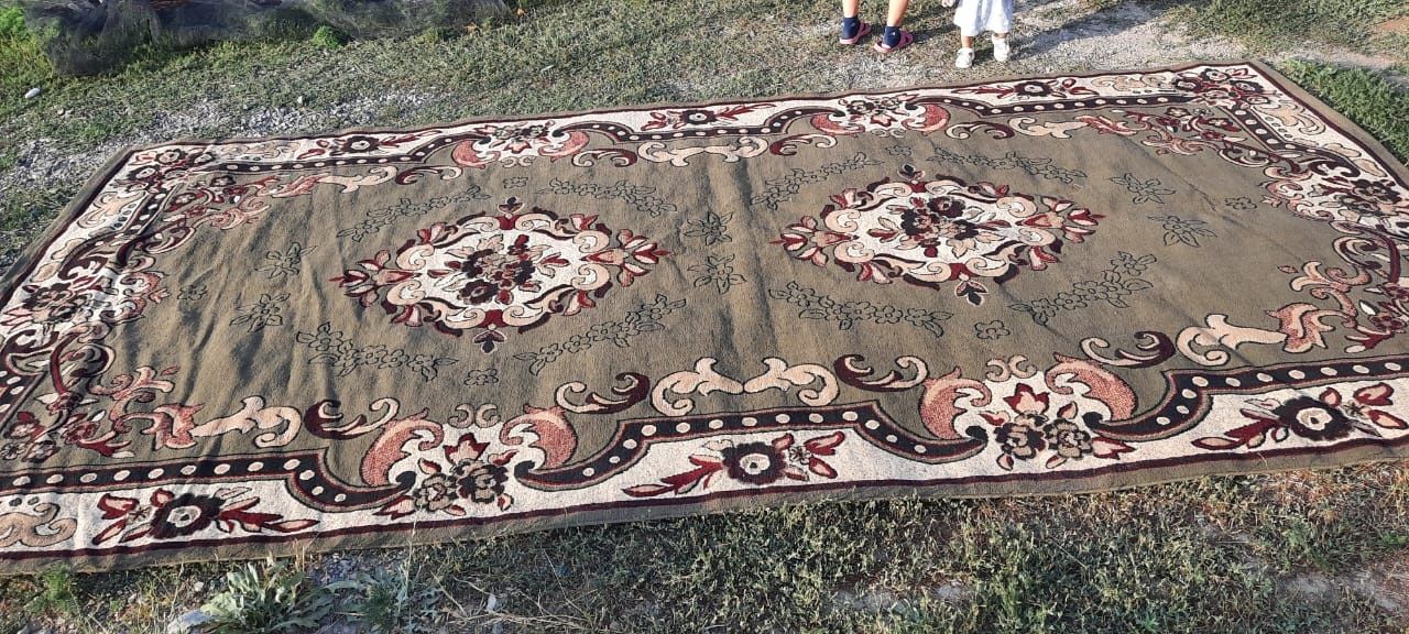 Ковер в хорошем состоянии