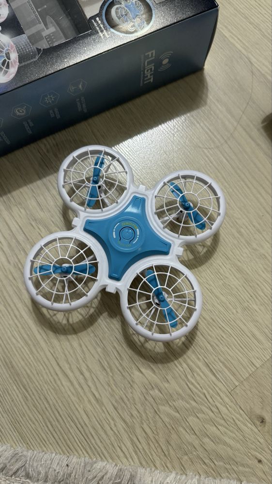 Продам игрушку дрон на радиоуправлении