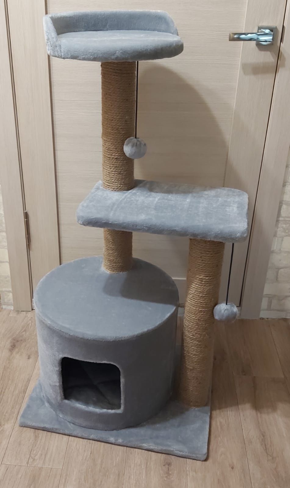 Когтеточка домик с лежаком для кошки.