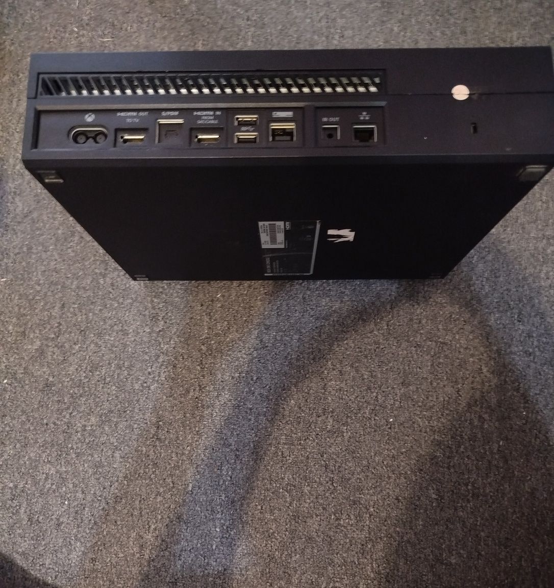 Продам Xbox one с блоком питания,без джостиков