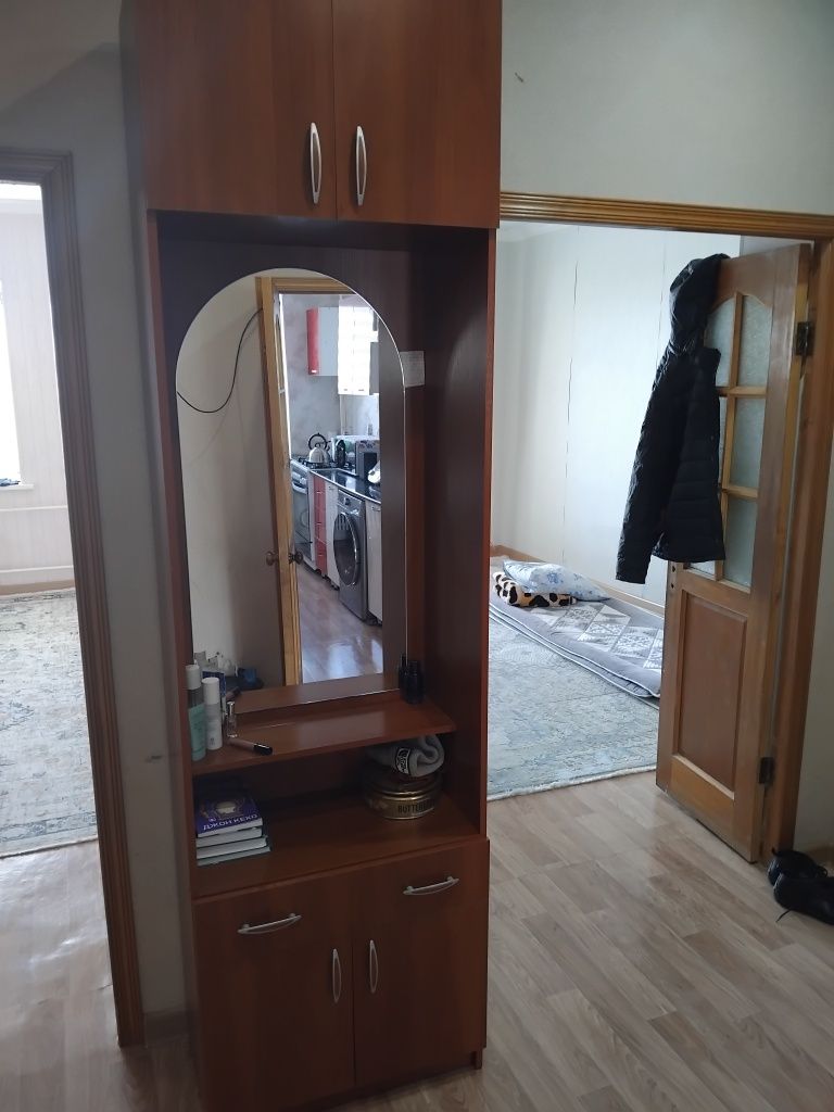 Продается шкаф с зеркалом в хорошем состояние.