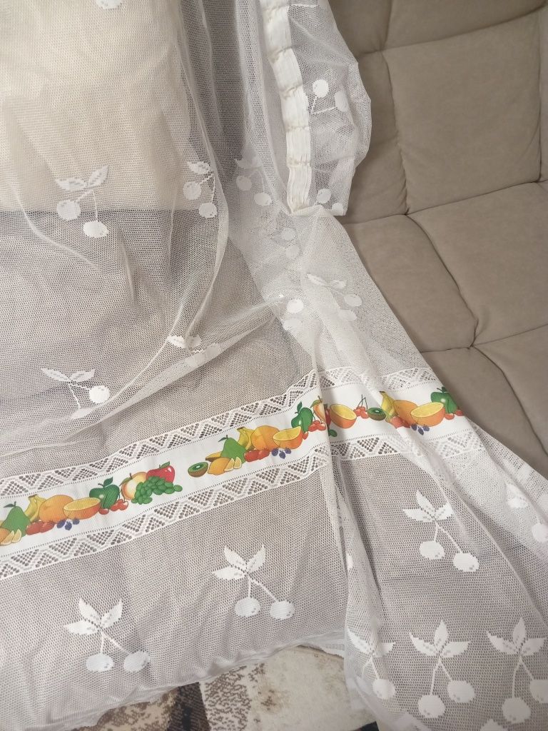 Продам тюль на кухню, очень красивая.