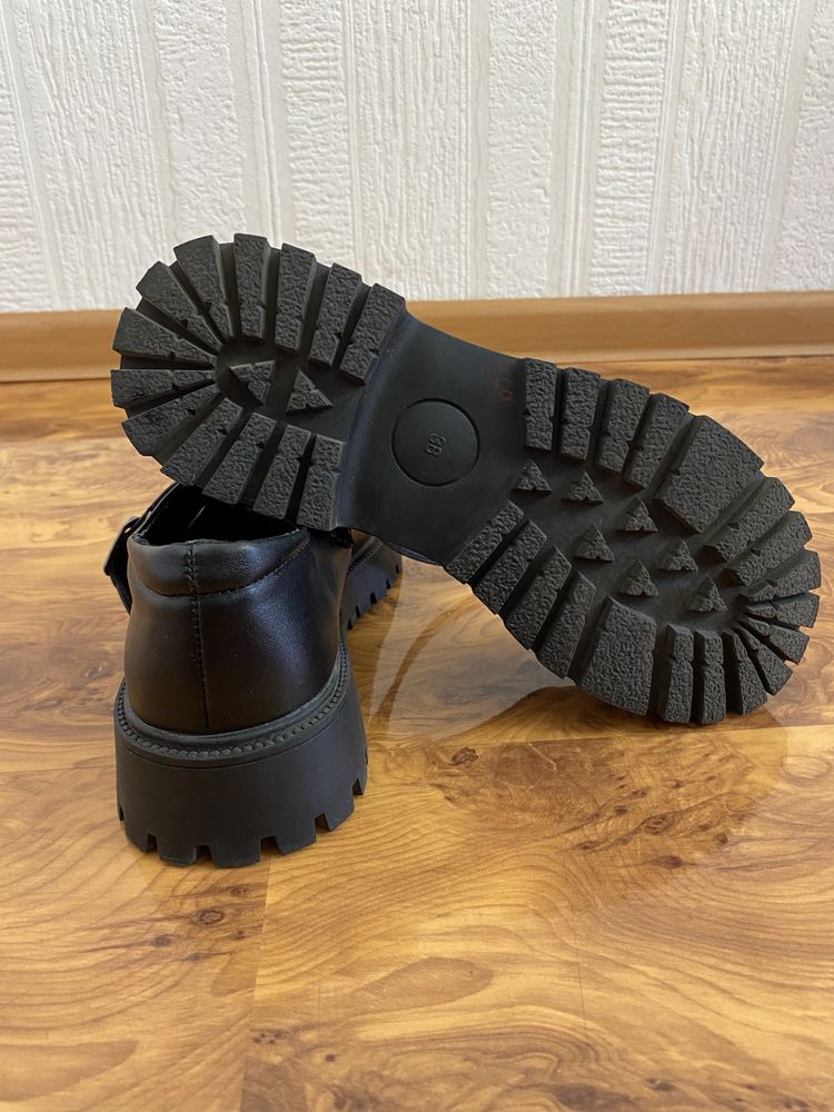 Продам школьные туфли 37-38
