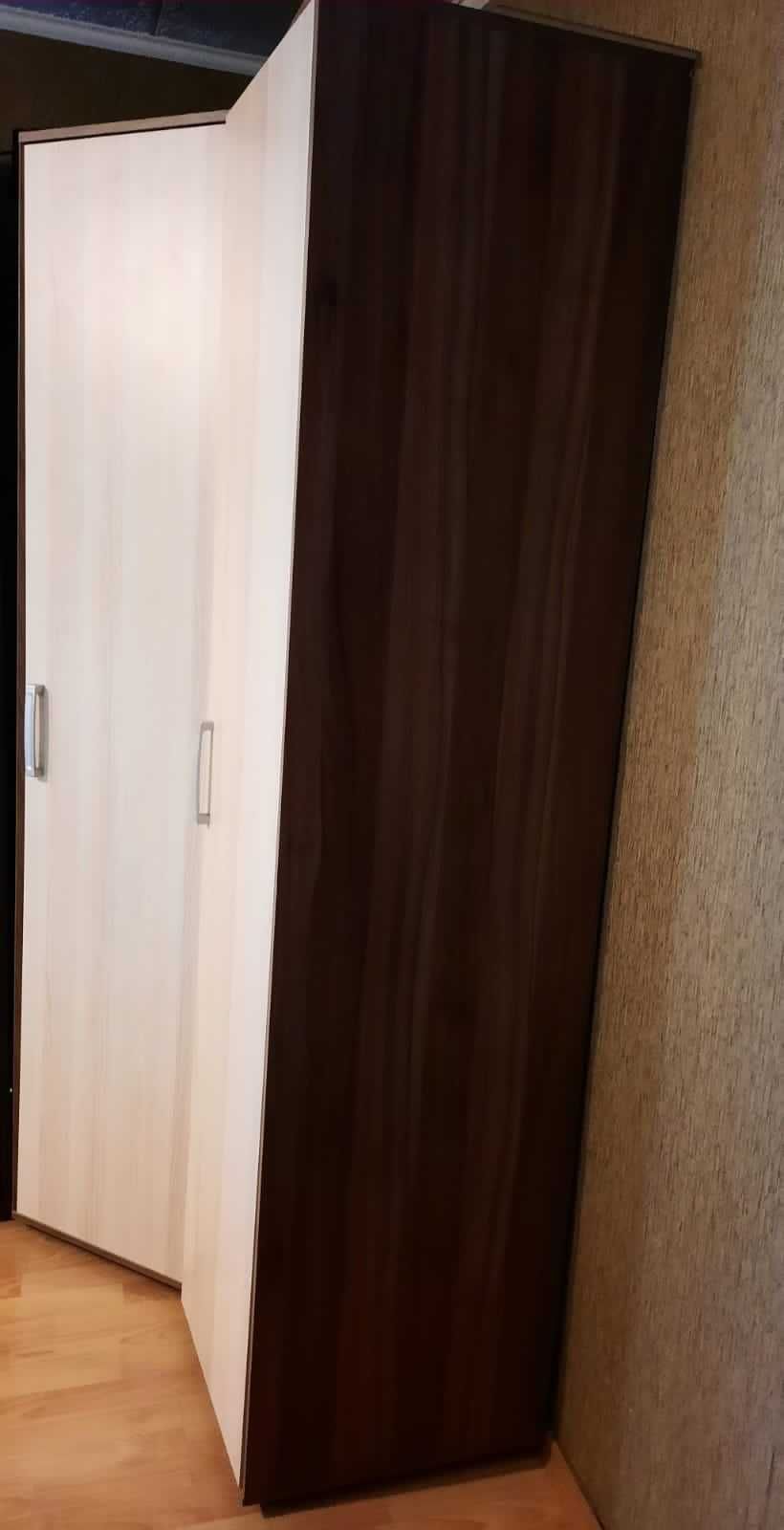 Угловой шкаф для спальни в идеальном состоянии + стол
