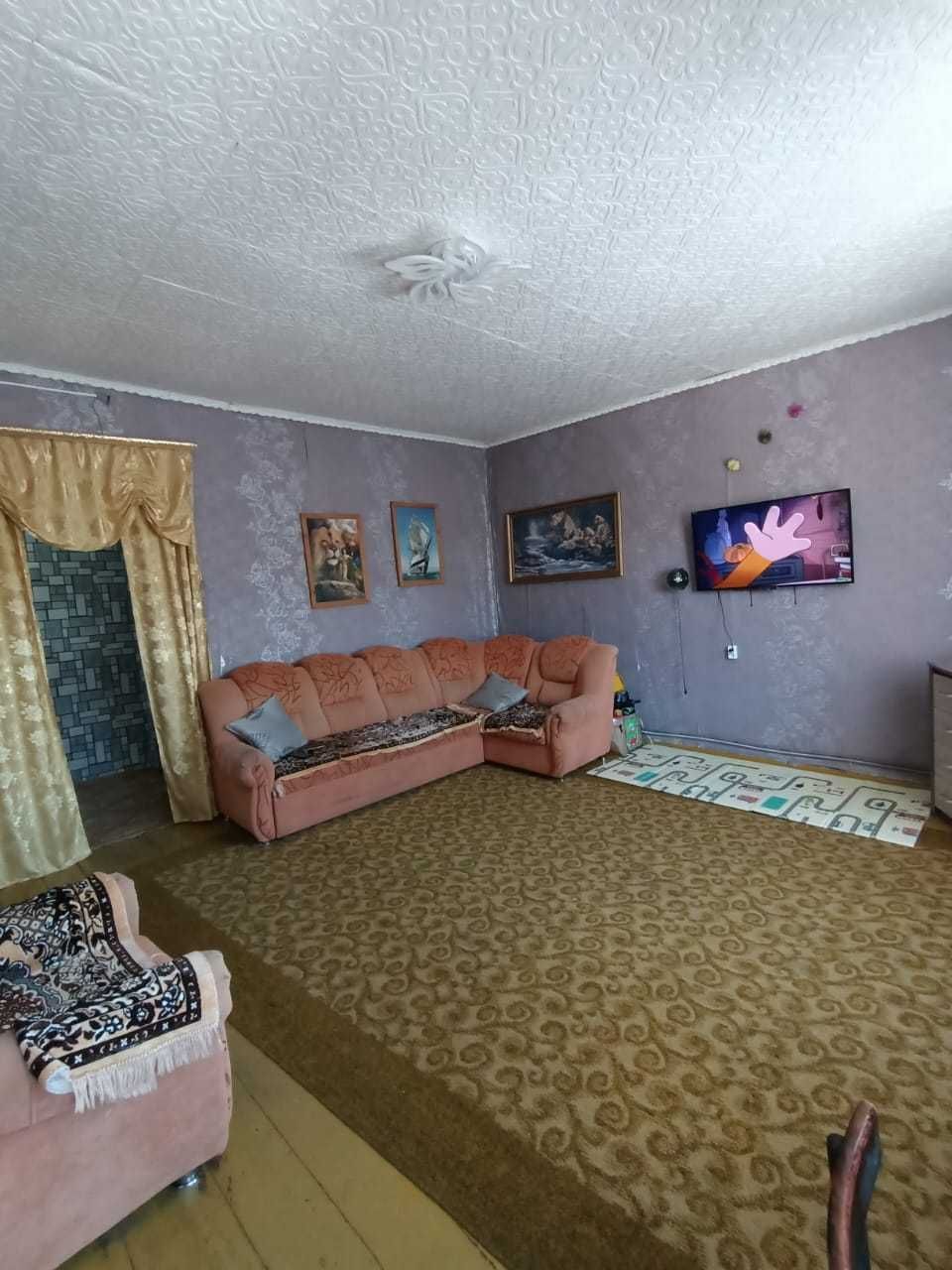 Продам 4х комнатную квартиру возле центра города.