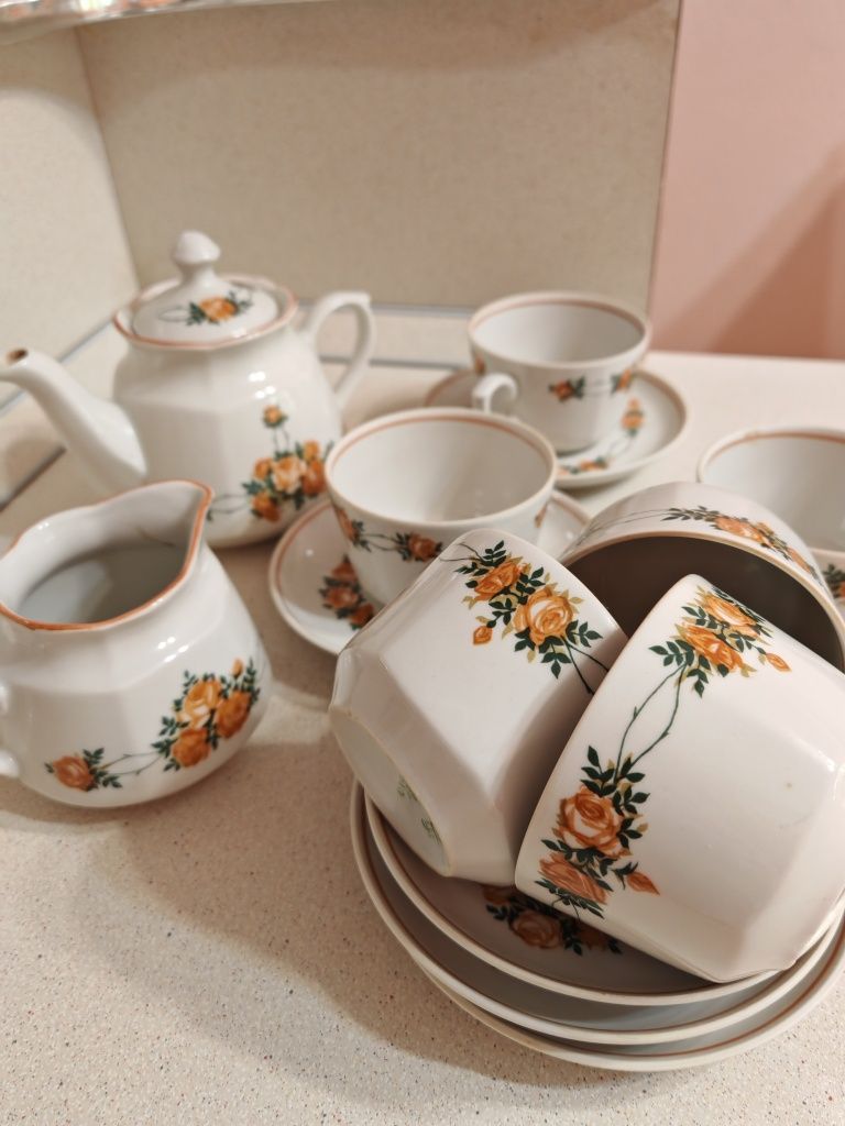Продам чайный сервиз на 6 персон чайник, сахарница, молочник 6 блюдец