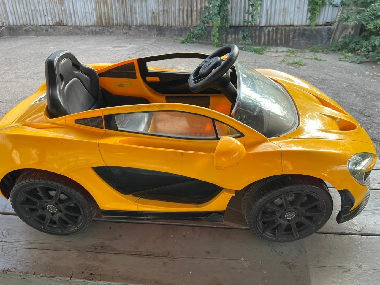 Продам детскую машину McLaren