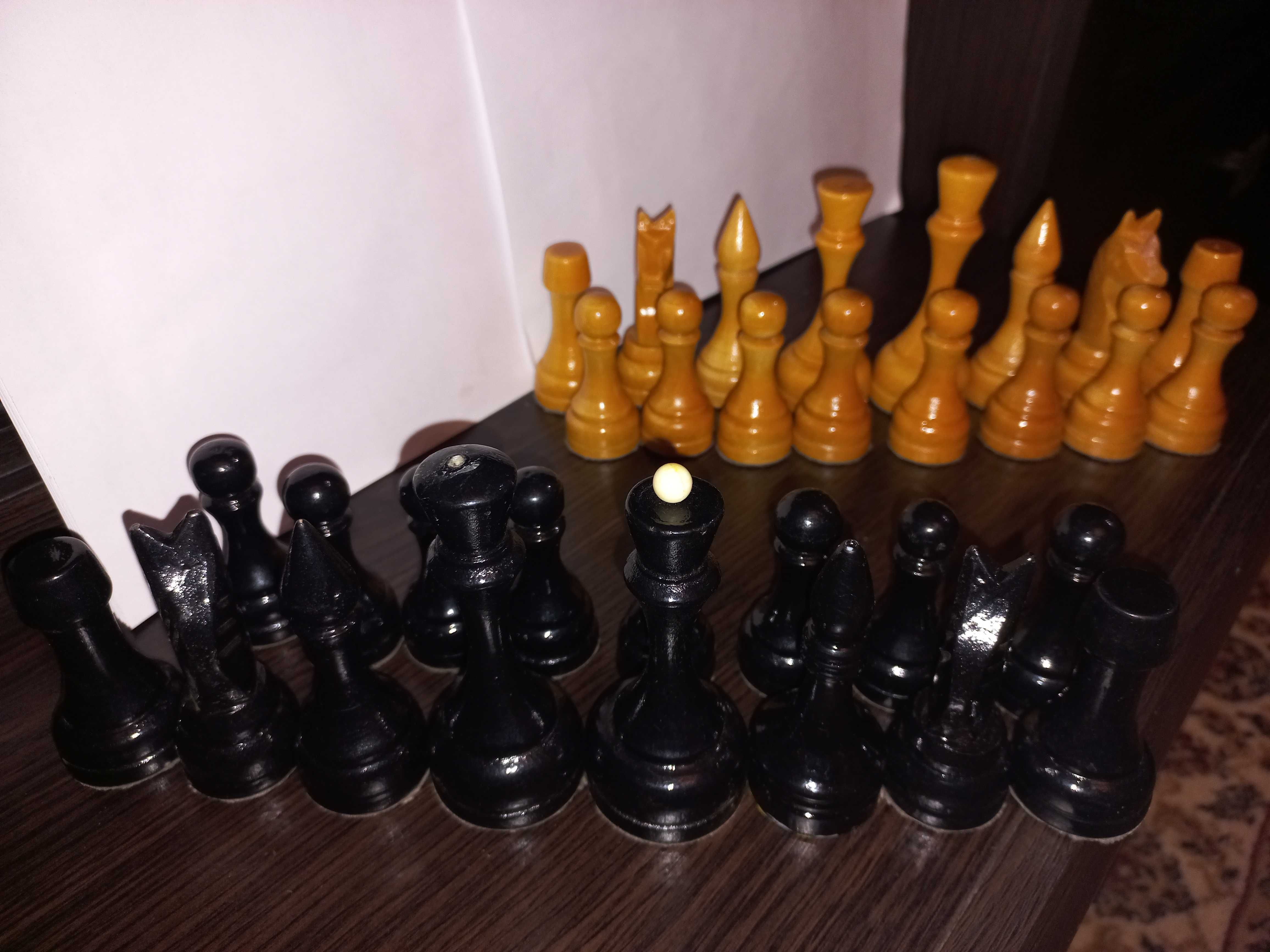 продам   деревянные  шахматные  фигуры, без доски .