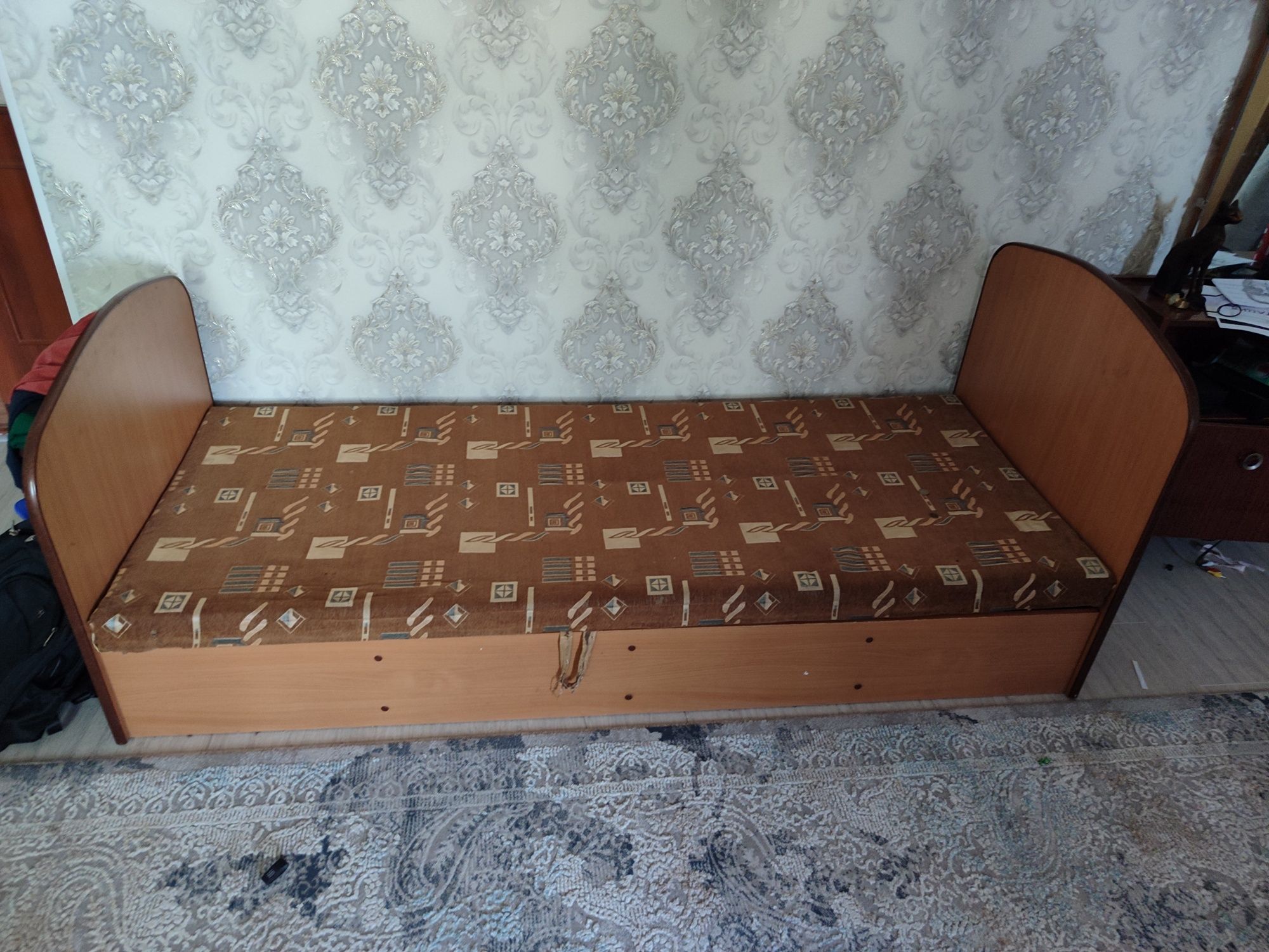 диван коричневый, деревянный 200×33