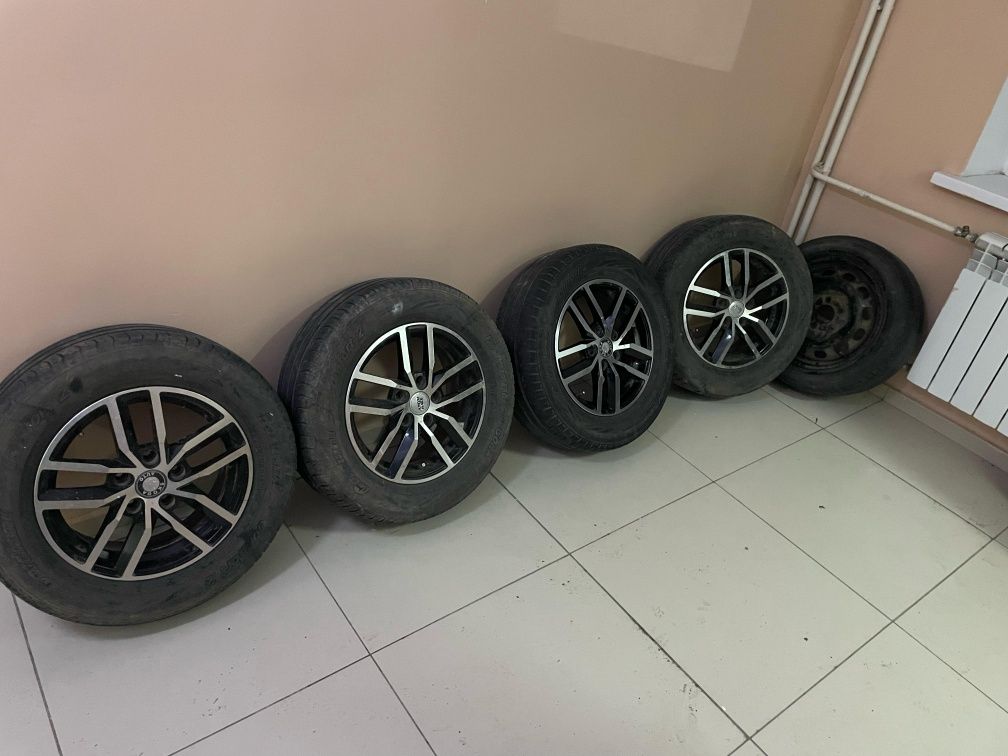 Продам диски с шинами+запаска в подарок , размеры 205/65R15