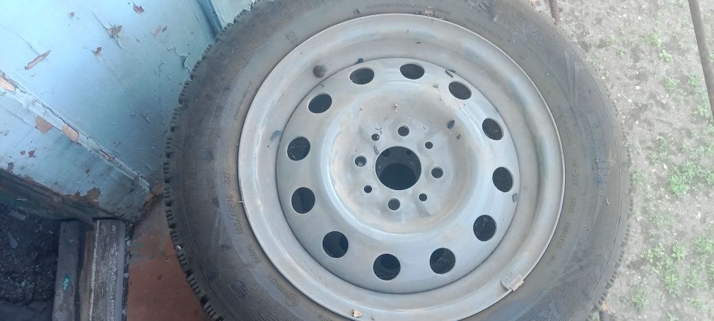 Продам зимние шипованные колеса, с дисками