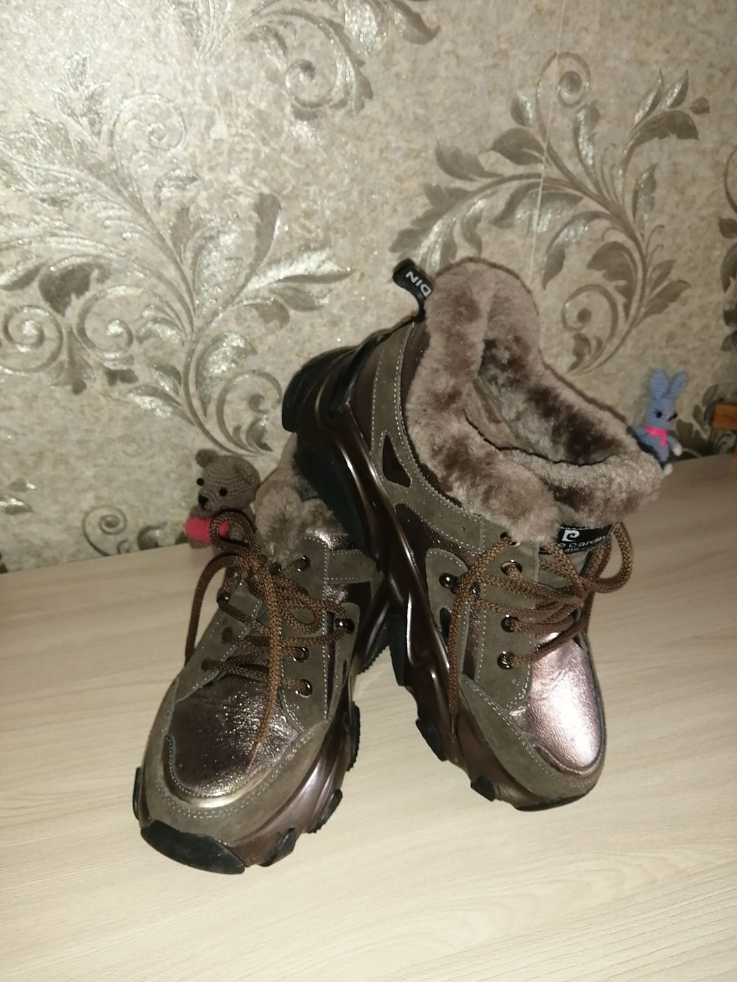 Продам женские зимние кроссовки