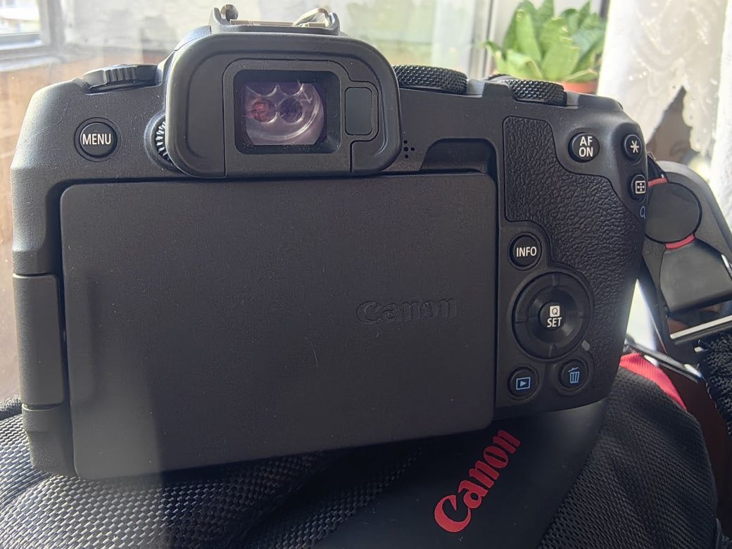 Фотокамера Canon EOS R8 & Объектив Canon RF 50mm f / 1.8 STM