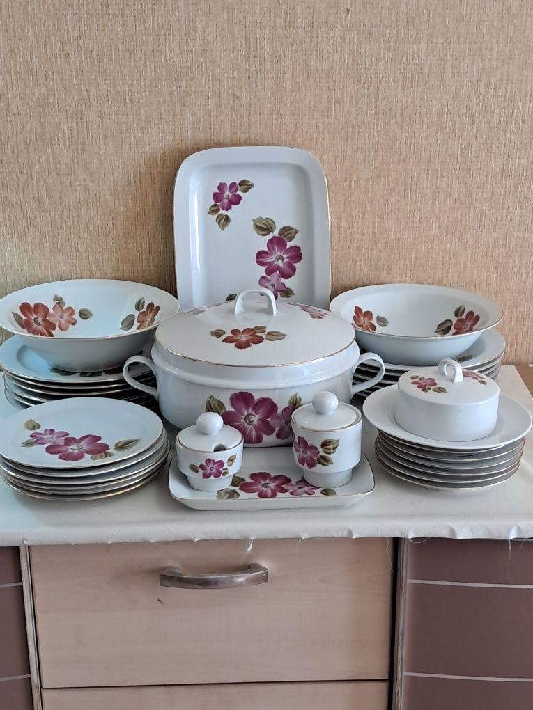 Продам столовый сервиз фарфоровый ГДР на 6 персон.