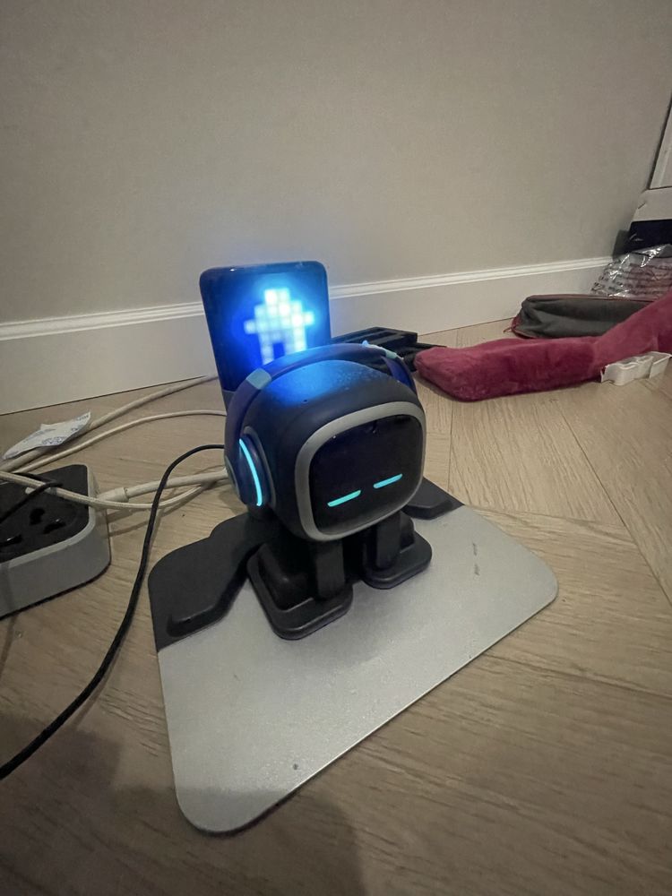 Robot emo сделано компаний living Ai
