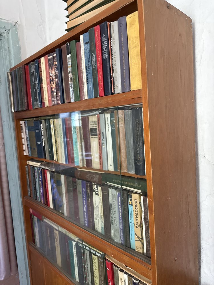 Книжный деревянный шкаф прочный