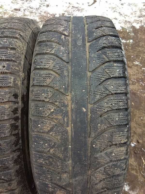 Резина 265/65 R17 "Bridgestone" (Япония), частично шипованные.