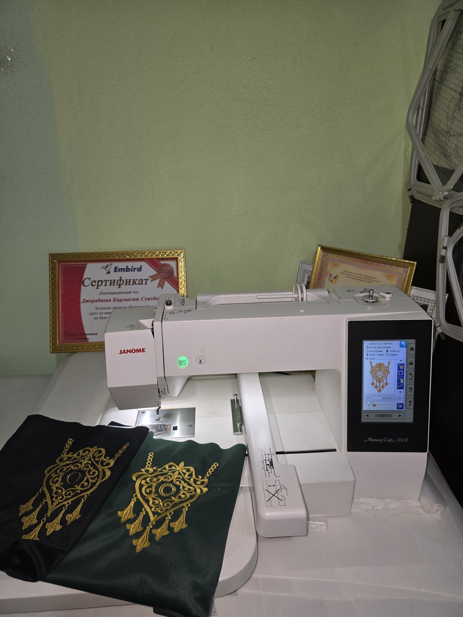 Вышивальная машина Janome Memory Craft 500E Белый