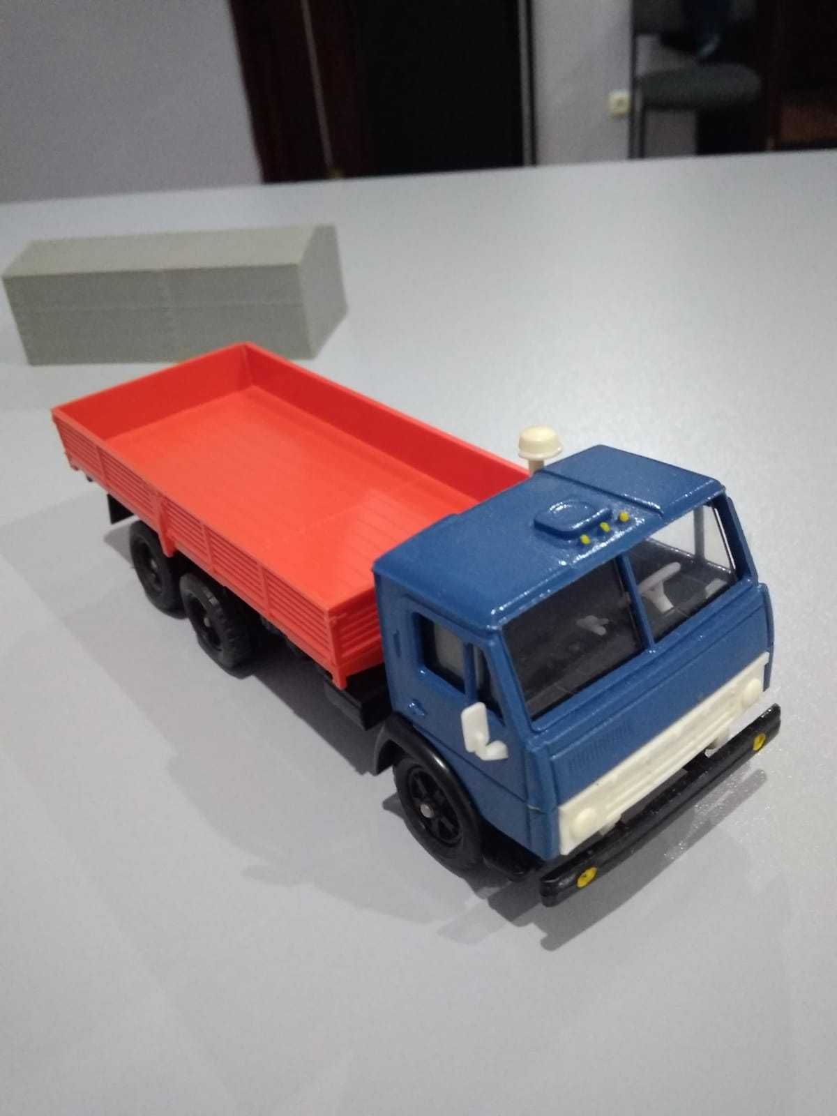Коллекционная модель КАМАЗ-5320 с тентом
