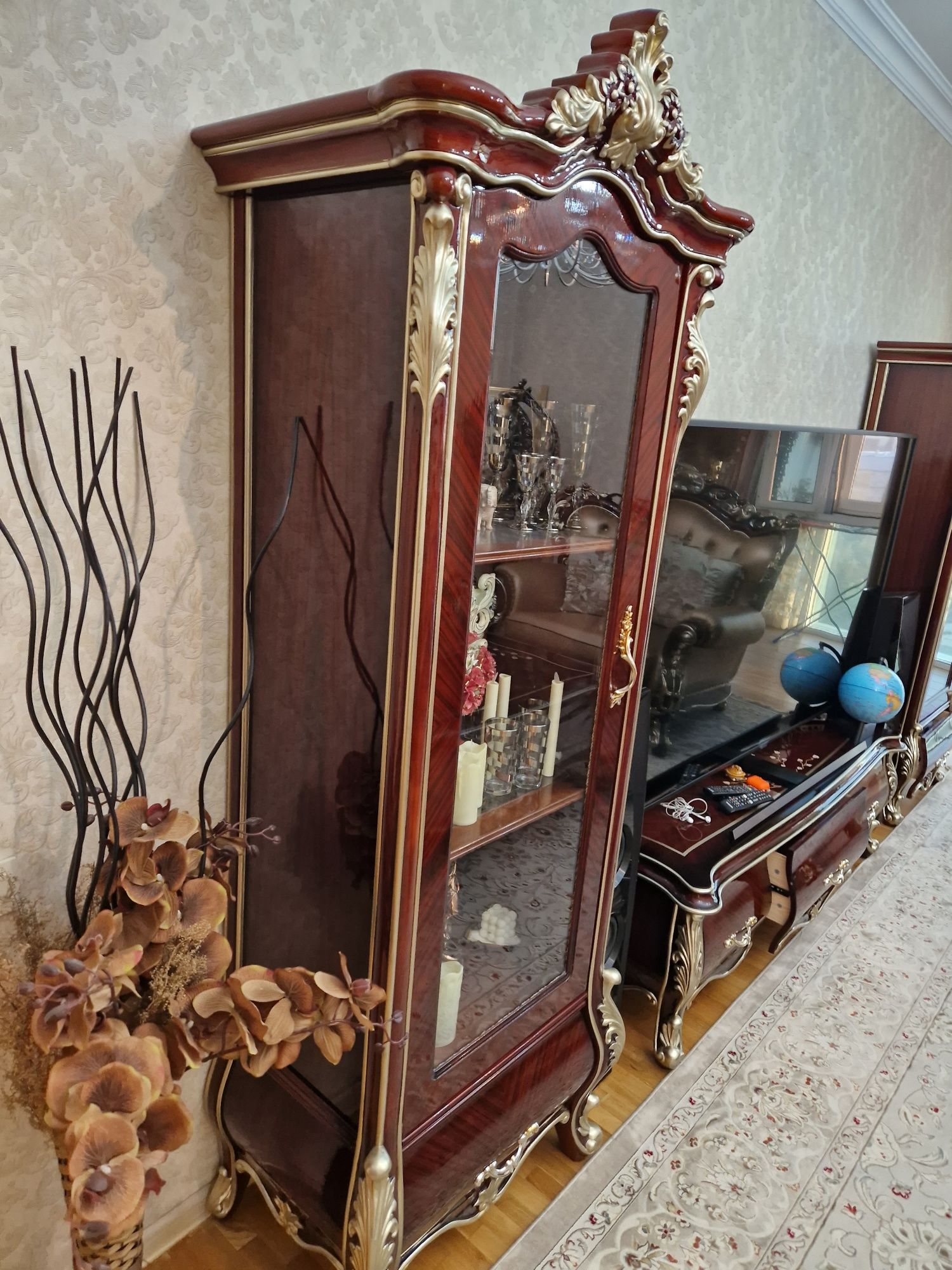 Комплект мебели из красного дерева,16 единиц.