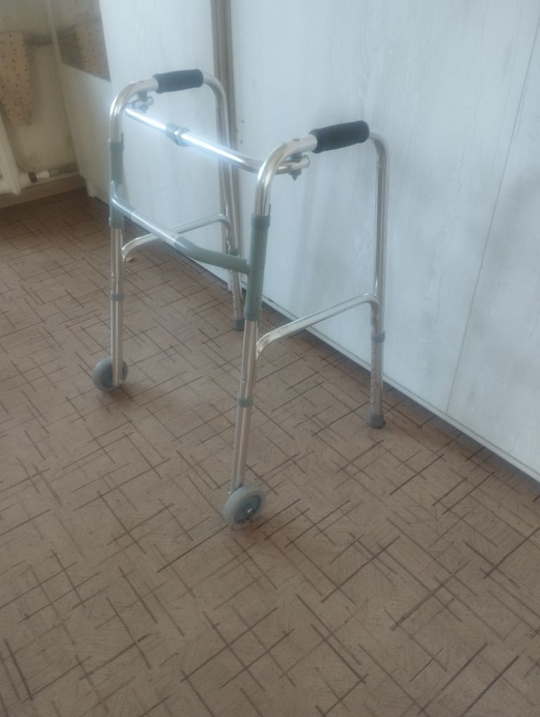 Продам ходунки почти новые