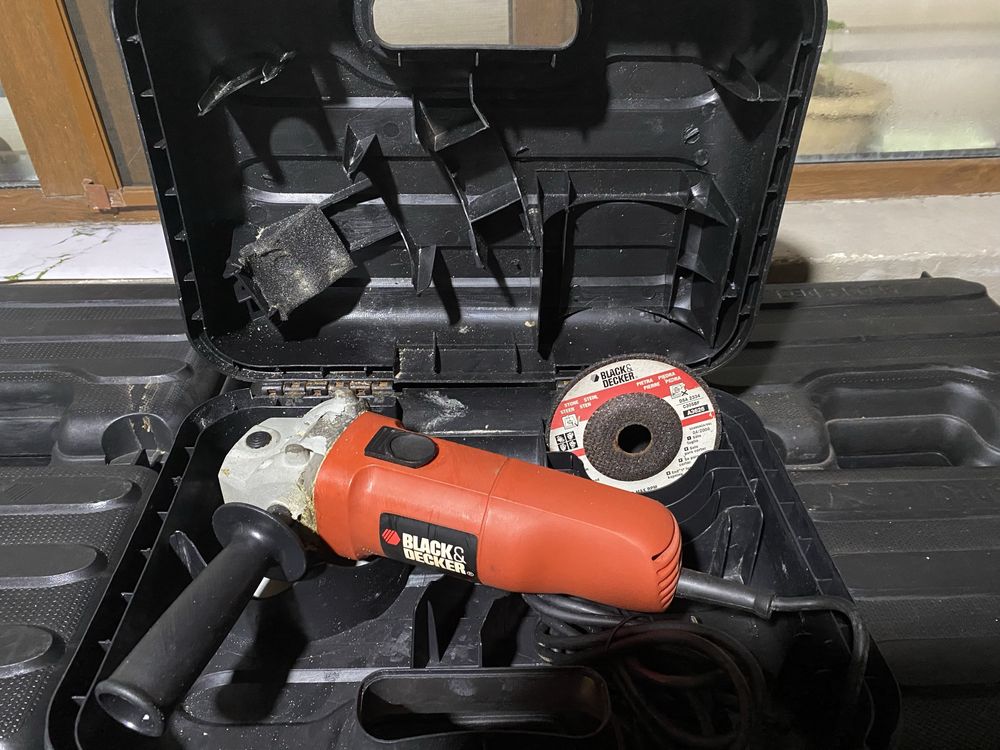 Болгарки BLACK & DECKER KG 915.
