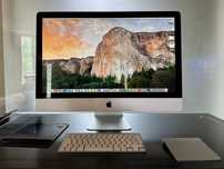 Apple iMac с клавиатурой и трекпадом.