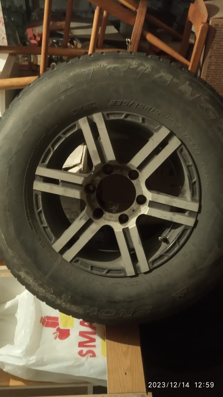 Резина 235/75R15 на литых дисках 6*139,7