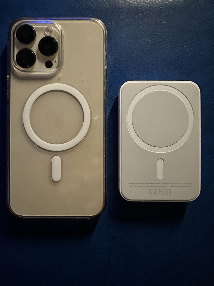 Беспроводная зарядка для телефона и внешний аккумулятор для IPhone.